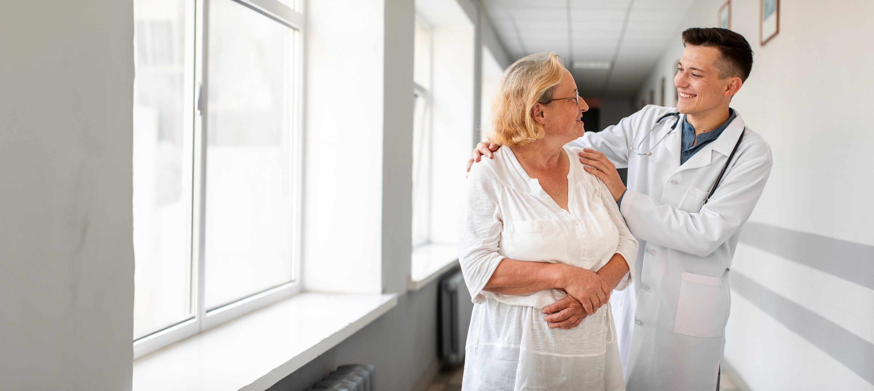 doctor-senior-woman-looking-each-other-(1)